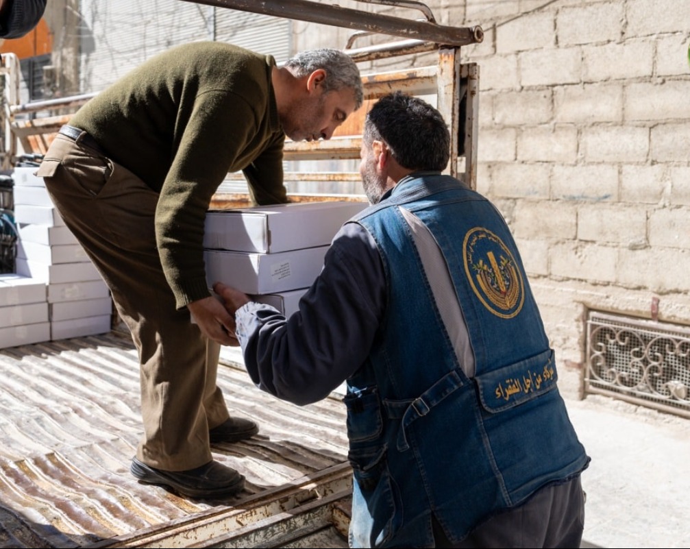 توزيع كميات من التمر على عدد من الجمعيات الخيرية في المناطق المجاورة